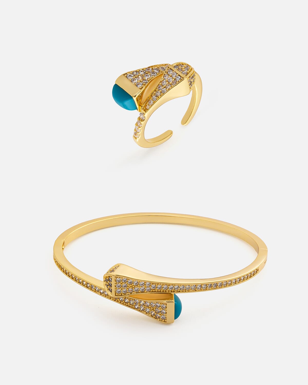 ‎ طقم نسائي مميز بلون ذهبي